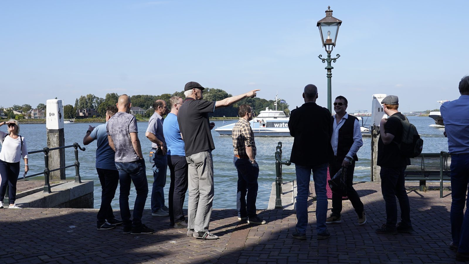 Gids wijst een groep het drierivierenpunt bij het Groothoofd in Dordrecht