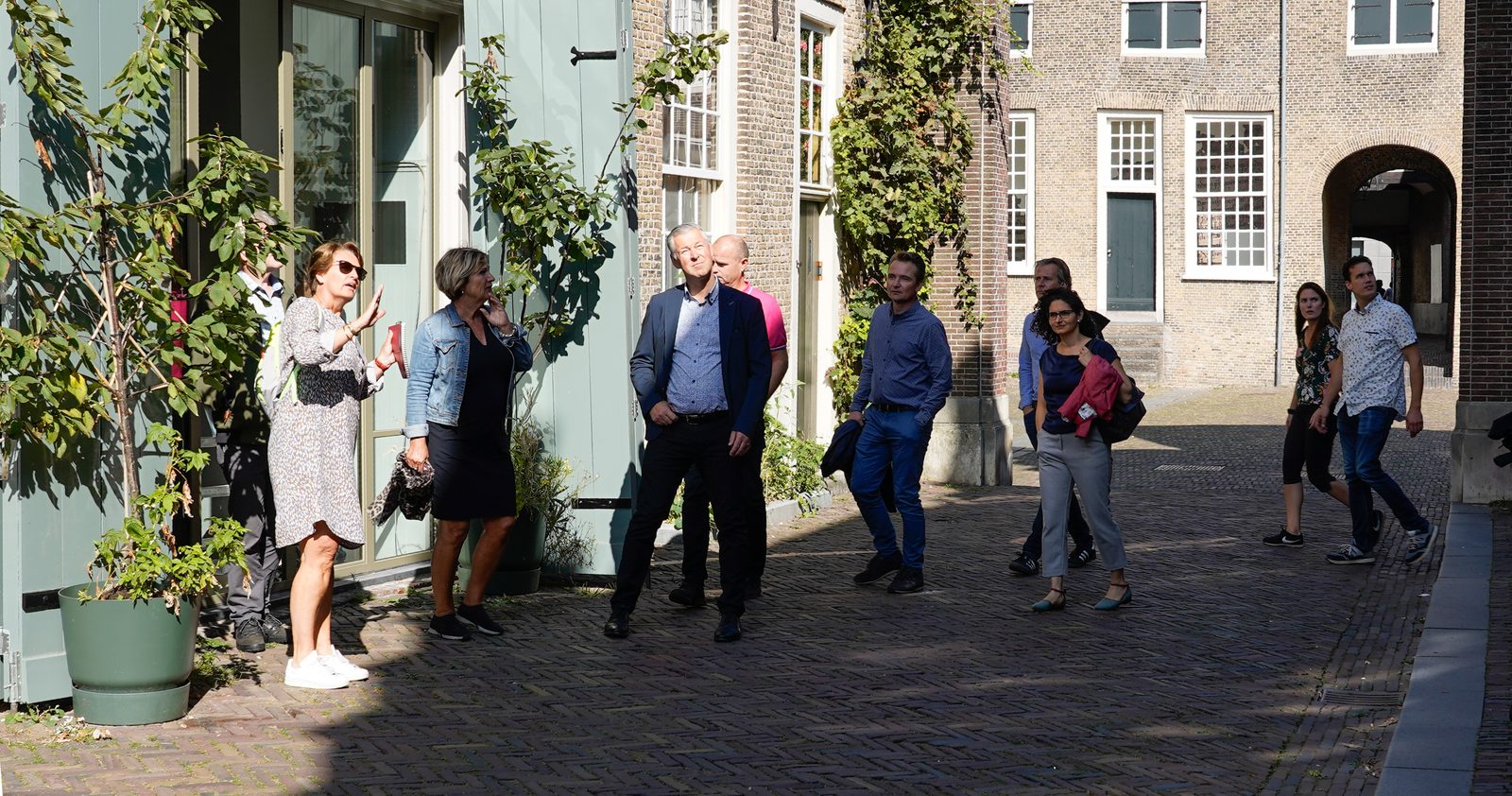 Themawandeling Dordrecht met gids in een hofje