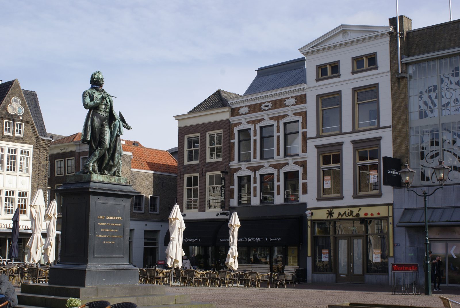 Het Scheffersplein in Dordrecht met het standbeeld van Ary Scheffer
